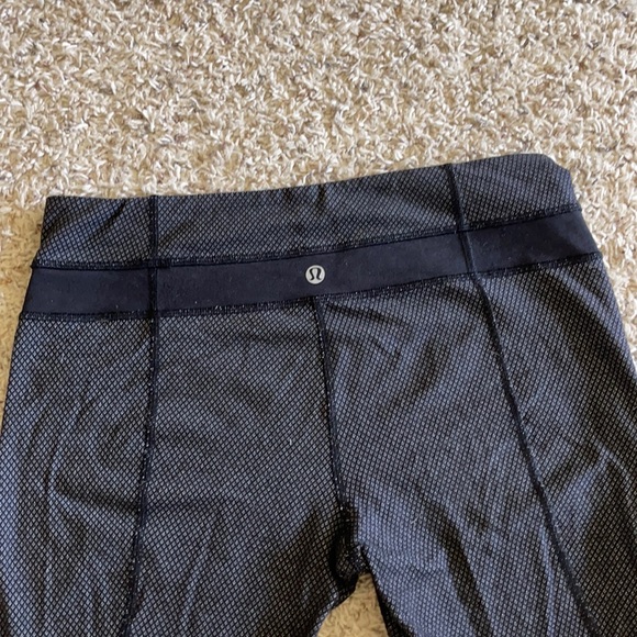 Lululemon size 8 leggings dark black pattern - Picture 3 of 4